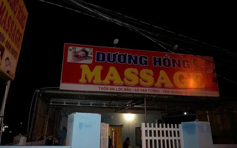 Cơ sở massage Dương Hồng tại xã Vạn Tường, tỉnh Quảng Ngãi bị công an triệt xóa (Ảnh: PLO) Cơ sở massage Dương Hồng tại xã Vạn Tường, tỉnh Quảng Ngãi bị công an triệt xóa (Ảnh: PLO)