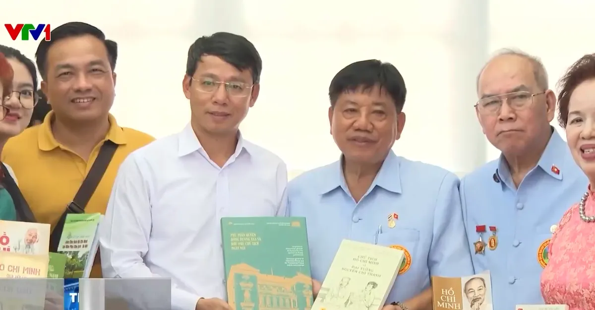 Trao tặng tủ sách Bác Hồ cho khu di tích tại Thái Lan - Ảnh 1.