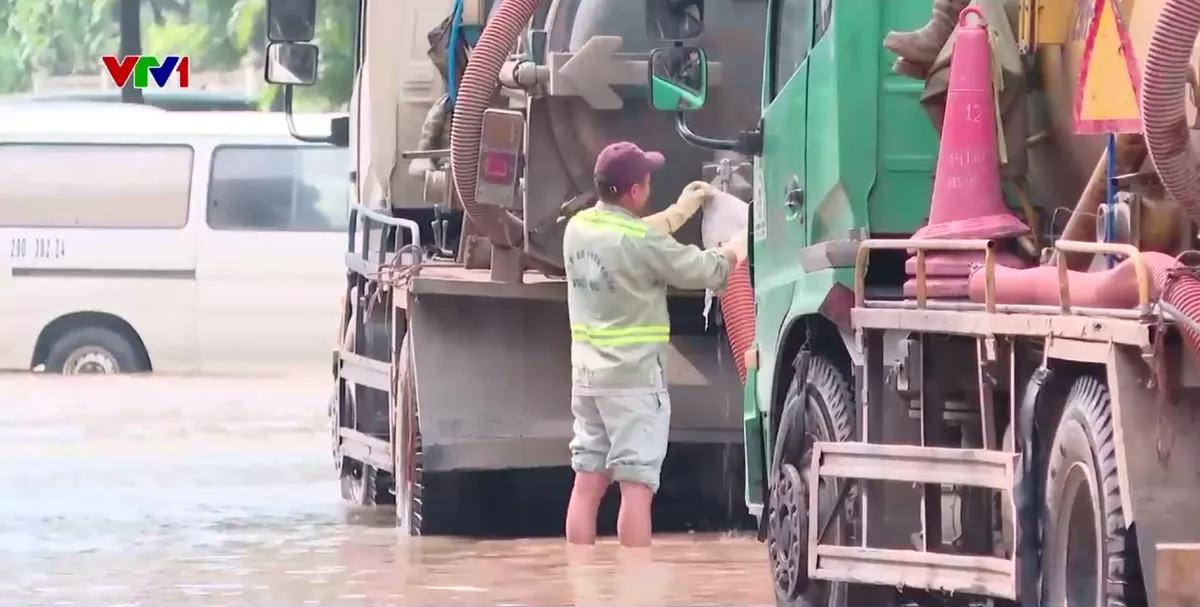 Hà Nội: Nhiều tuyến đường vẫn còn ngập sâu sau mưa lớn - Ảnh 1.