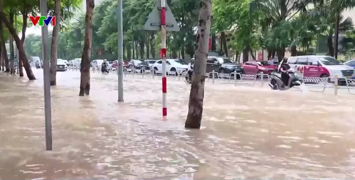 Hà Nội: Nhiều tuyến đường vẫn còn ngập sâu sau mưa lớn - Ảnh 2.