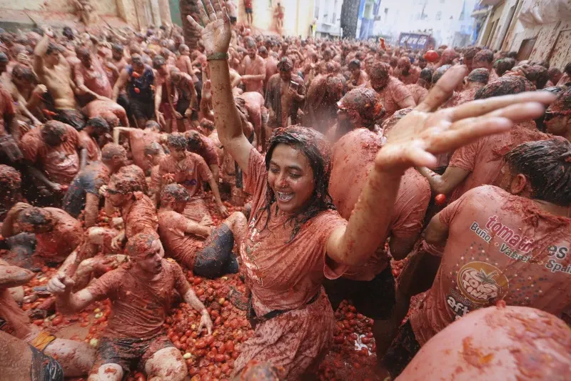 Lễ hội “Tomatina” ở Tây Ban Nha: 120 tấn cà chua biến thành “vũ khí” vui nhộn - Ảnh 1.