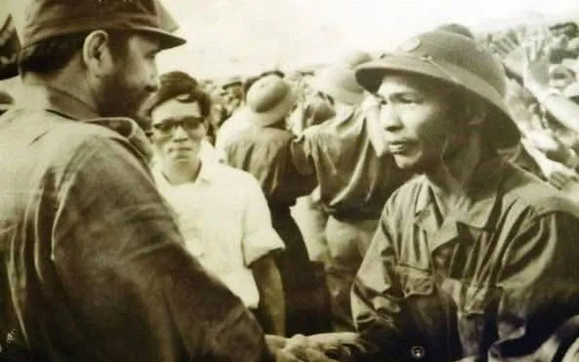 Đồng chí Nguyễn Đức Huy (bên phải) vinh dự được gặp Chủ tịch Cu Ba Fidel Castro tại chiến trường Quảng Trị năm 1973 (Ảnh tư liệu) Đồng chí Nguyễn Đức Huy (bên phải) vinh dự được gặp Chủ tịch Cu Ba Fidel Castro tại chiến trường Quảng Trị năm 1973 (Ảnh tư liệu)