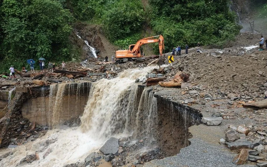 Mưa lũ gây sạt lở một đoạn đường trên Quốc lộ 32 tại khu vực đèo Khau Phạ, xã Tú Lệ, tỉnh Lào Cai, làm ách tắc giao thông đi Mù Cang Chải. (Ảnh: TTXVN)  Mưa lũ gây sạt lở một đoạn đường trên Quốc lộ 32 tại khu vực đèo Khau Phạ, xã Tú Lệ, tỉnh Lào Cai, làm ách tắc giao thông đi Mù Cang Chải. (Ảnh: TTXVN)