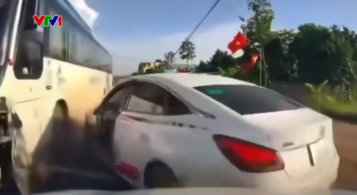 Xe ô tô vượt ẩu đâm xe khách - Ảnh 1.
