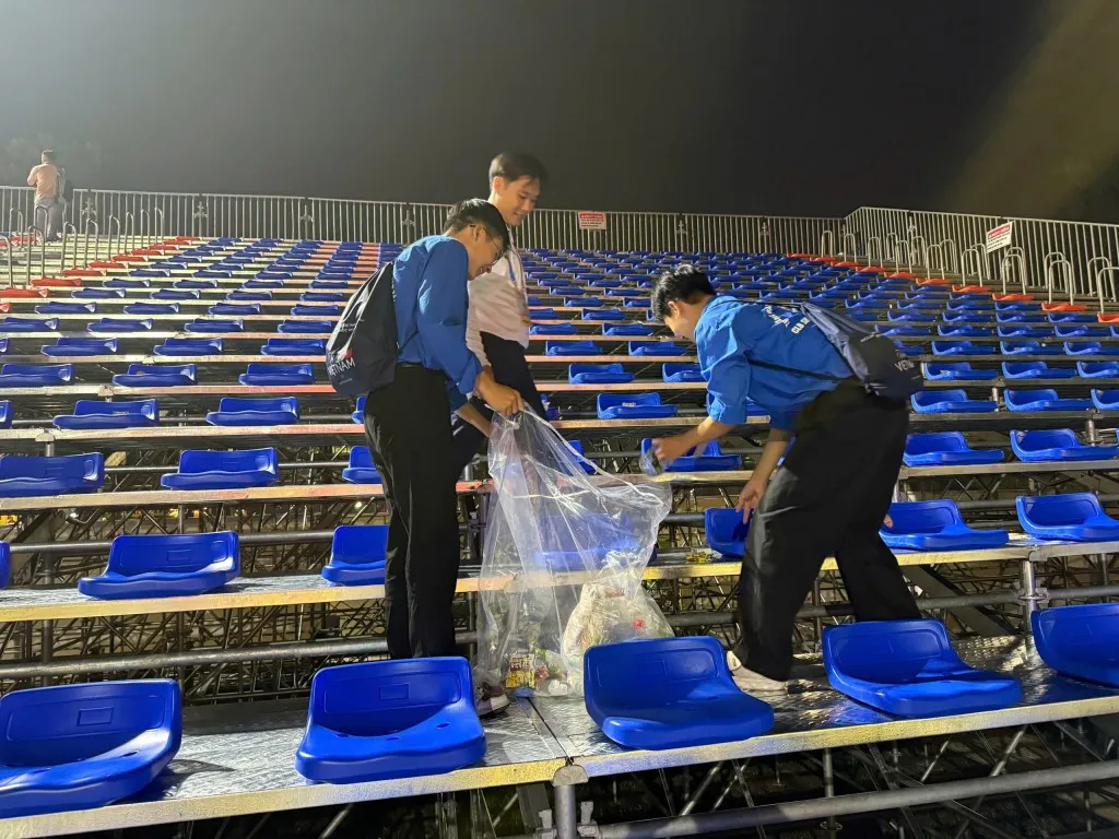 Nhiều tình nguyện viên, người dân dọn dẹp rác sau buổi sơ duyệt diễu binh, diễu hành - Ảnh 1.