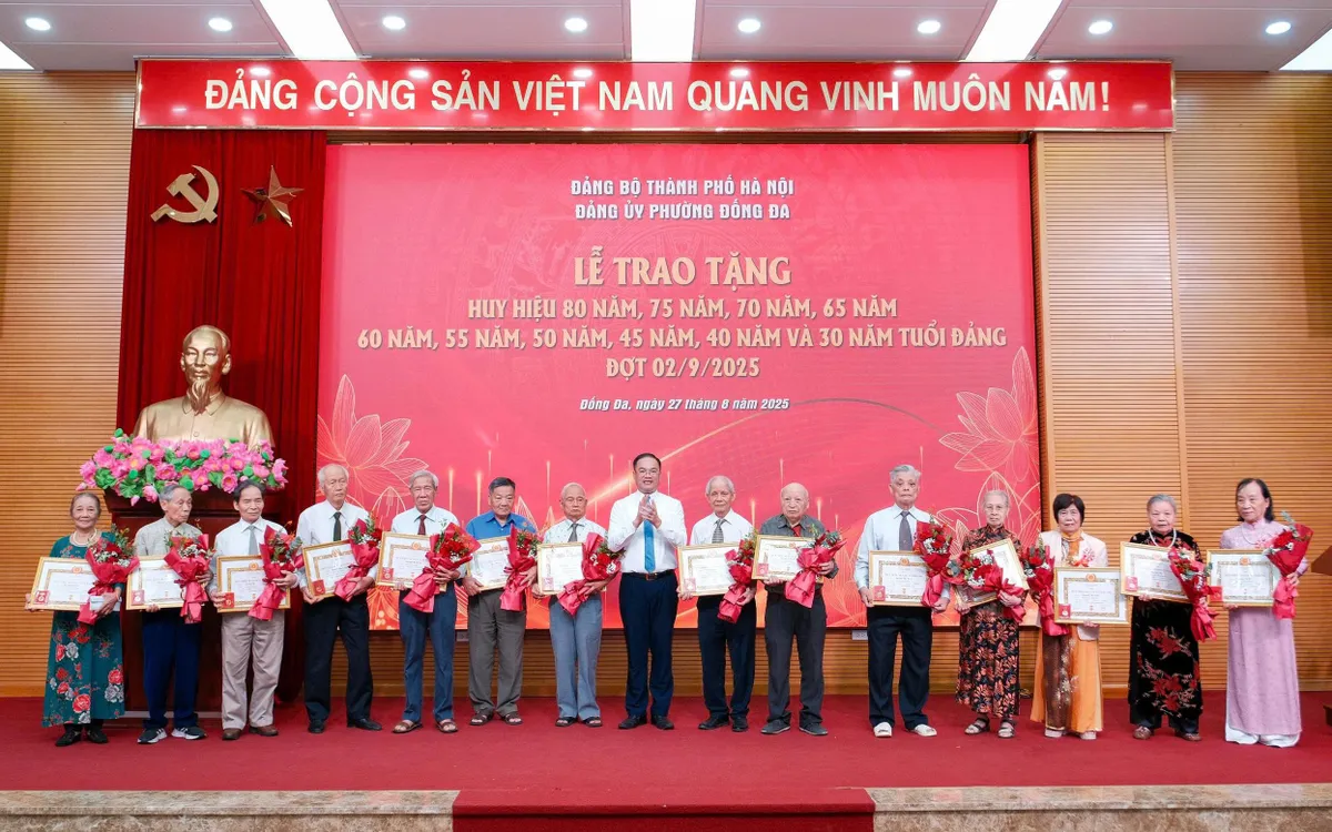 Trong đợt này phường Đống Đa có 188 đảng viên của phường vinh dự được trao Huy hiệu Đảng. Trong đợt này phường Đống Đa có 188 đảng viên của phường vinh dự được trao Huy hiệu Đảng.