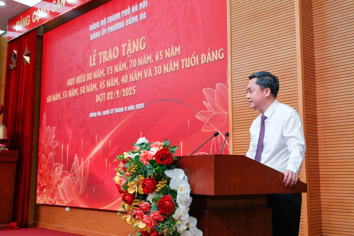 188 đảng viên phường Đống Đa đón nhận Huy hiệu Đảng nhân dịp 2/9 - Ảnh 1.