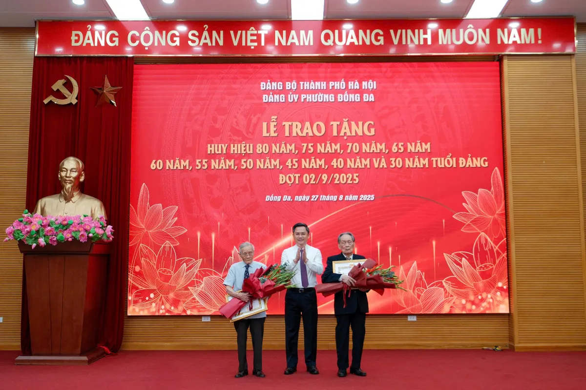188 đảng viên phường Đống Đa đón nhận Huy hiệu Đảng nhân dịp 2/9 - Ảnh 3.