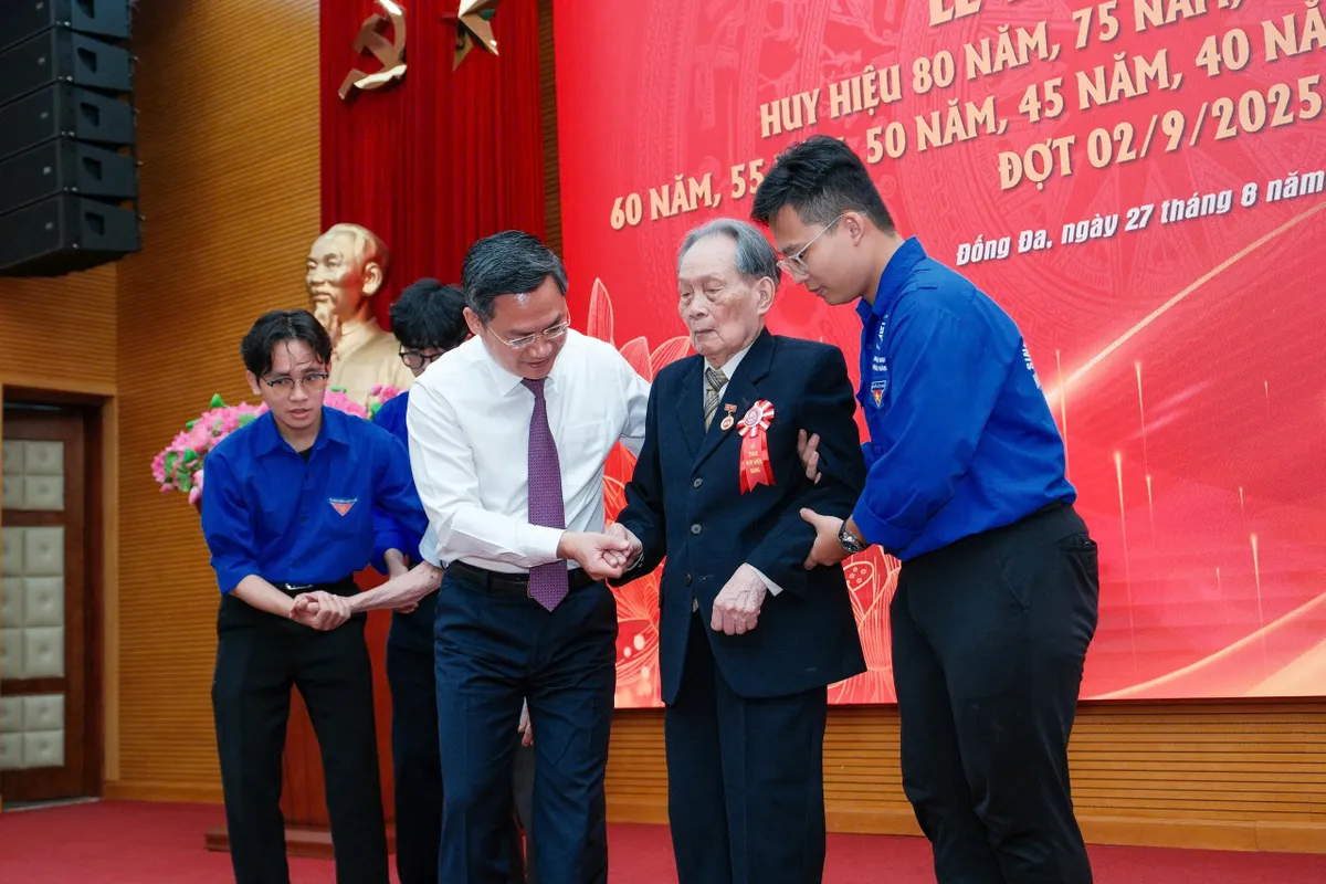 188 đảng viên phường Đống Đa đón nhận Huy hiệu Đảng nhân dịp 2/9 - Ảnh 2.