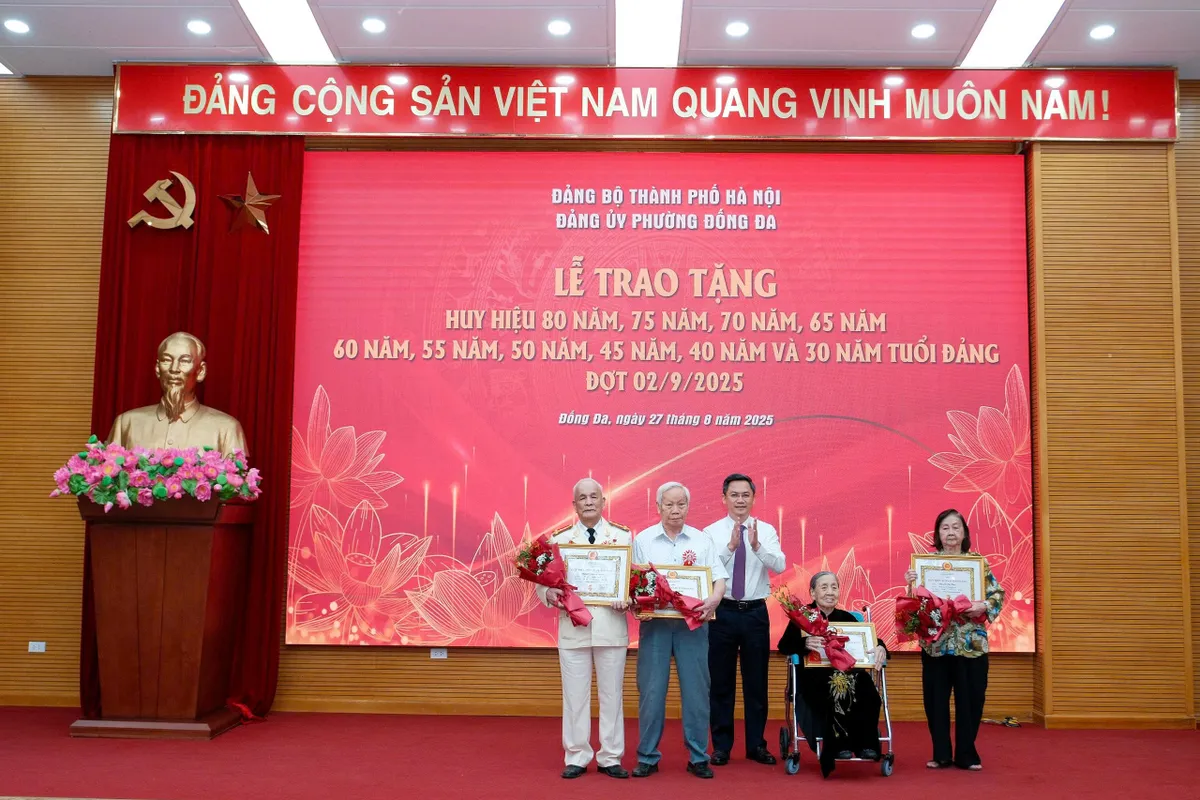 188 đảng viên phường Đống Đa đón nhận Huy hiệu Đảng nhân dịp 2/9 - Ảnh 4.