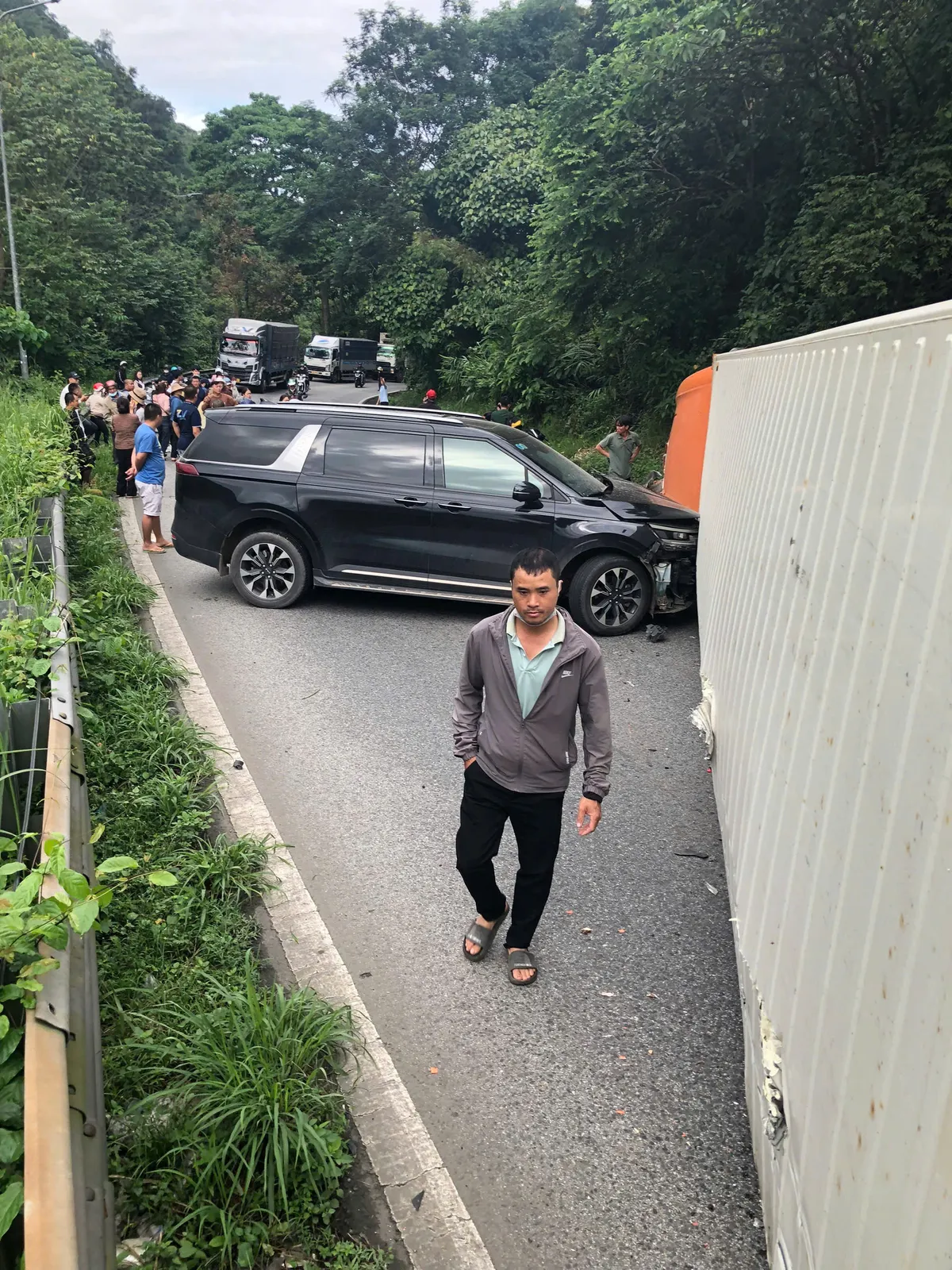 Xe container lật chắn ngang đường, đèo Bảo Lộc ách tắc 2 chiều - Ảnh 1.