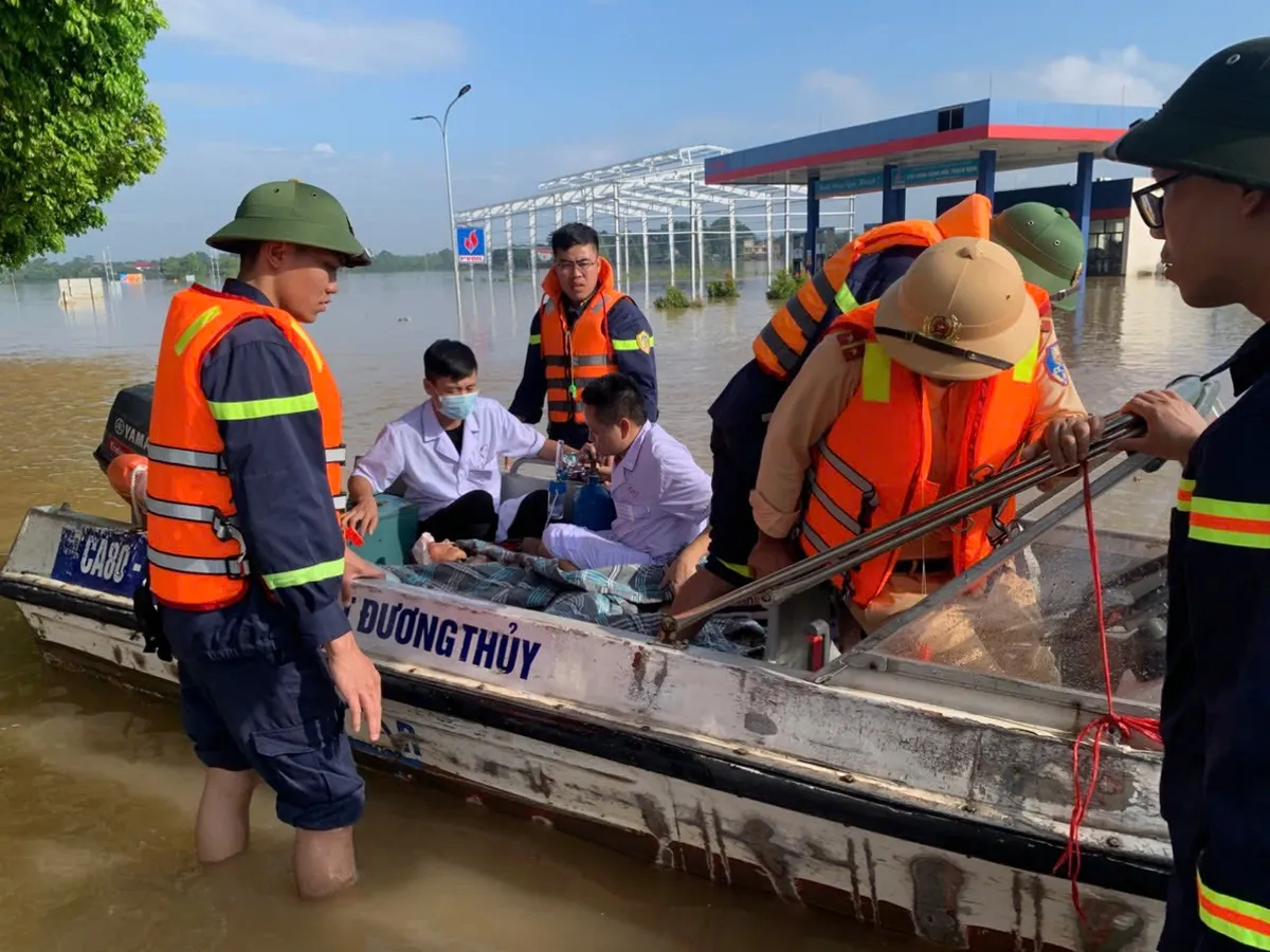 Thủy Đoàn I, Cục CSGT khẩn trương ứng cứu người dân vùng lũ tại Thanh Hóa - Ảnh 3.