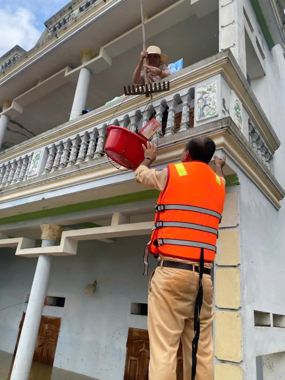 Thủy Đoàn I, Cục CSGT khẩn trương ứng cứu người dân vùng lũ tại Thanh Hóa - Ảnh 2.