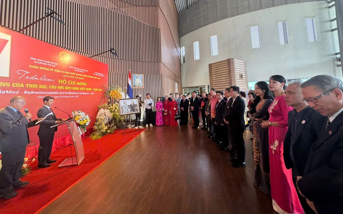 Khai mạc Triển lãm "Hồ Chí Minh – Biểu tượng của thời đại, cầu nối hữu nghị Việt Nam – Thái Lan" (Ảnh: Khu Di tích) Khai mạc Triển lãm "Hồ Chí Minh – Biểu tượng của thời đại, cầu nối hữu nghị Việt Nam – Thái Lan" (Ảnh: Khu Di tích)