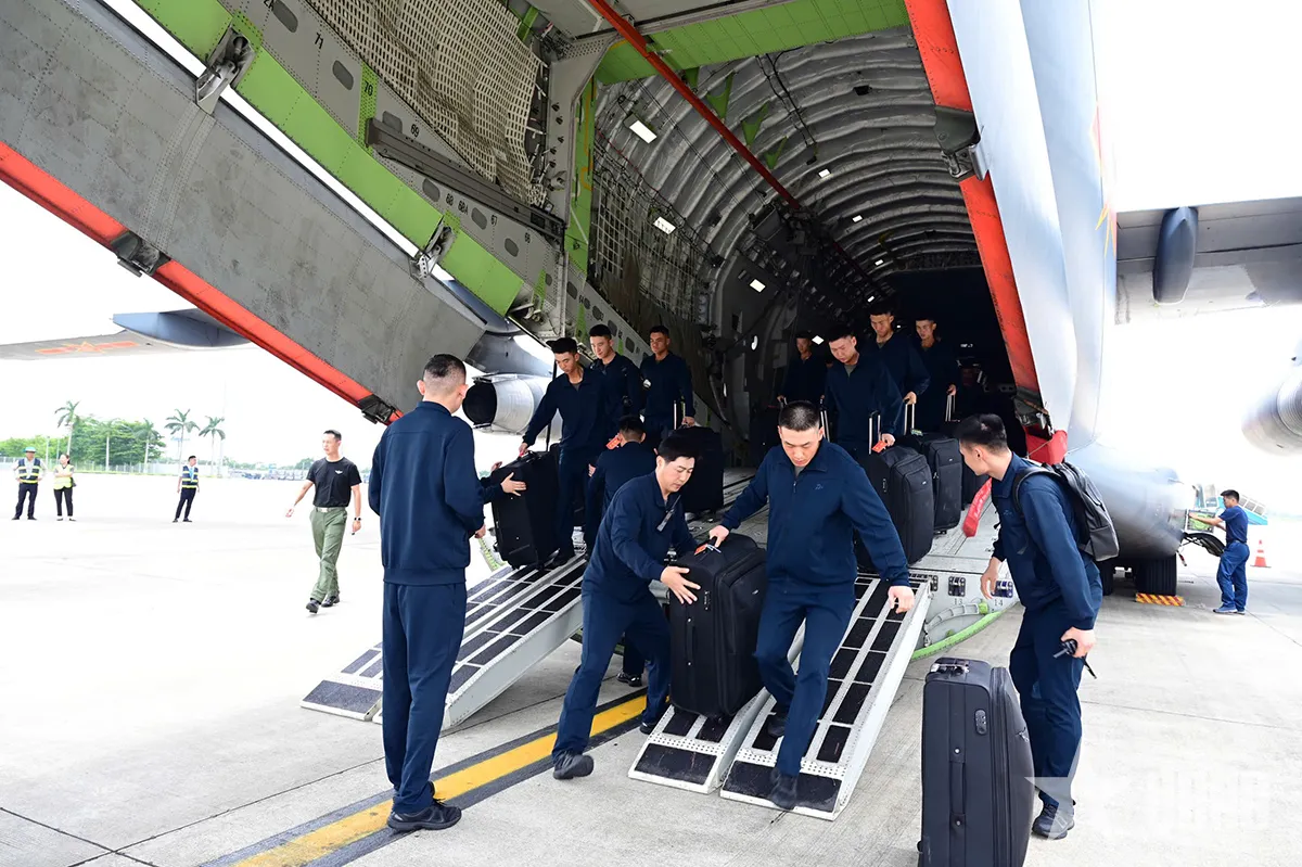 Đoàn quân nhân Trung Quốc tham gia diễu binh, diễu hành đã đến Hà Nội- Ảnh 6.