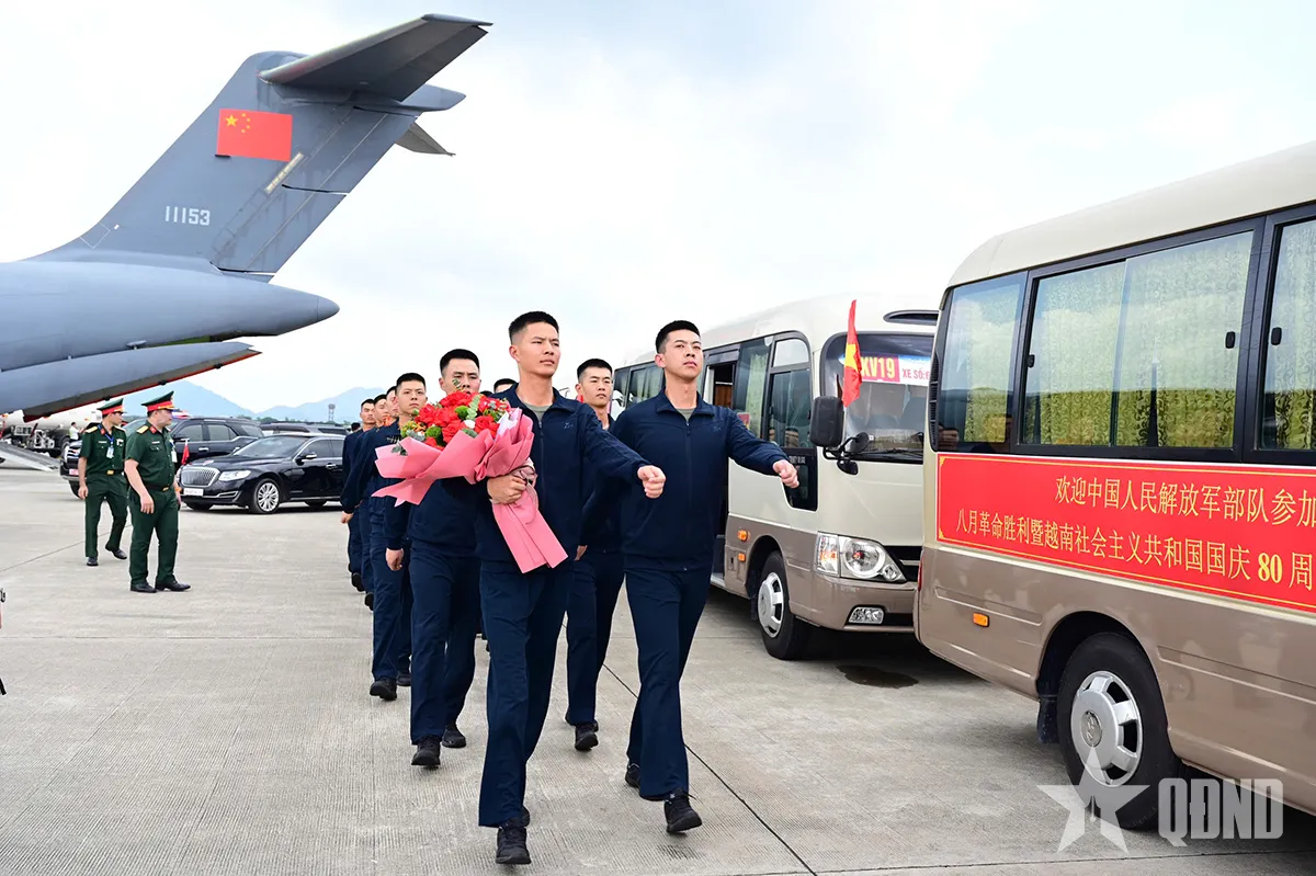 Đoàn quân nhân Trung Quốc tham gia diễu binh, diễu hành đã đến Hà Nội- Ảnh 2.