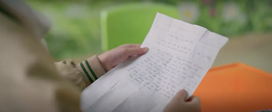 Cầu vồng ở ph&iacute;a ch&acirc;n trời - Tập 25: Oanh kh&ocirc;ng c&oacute; tiền đ&oacute;ng học cho con, gọi điện cầu cứu mẹ - Ảnh 8.