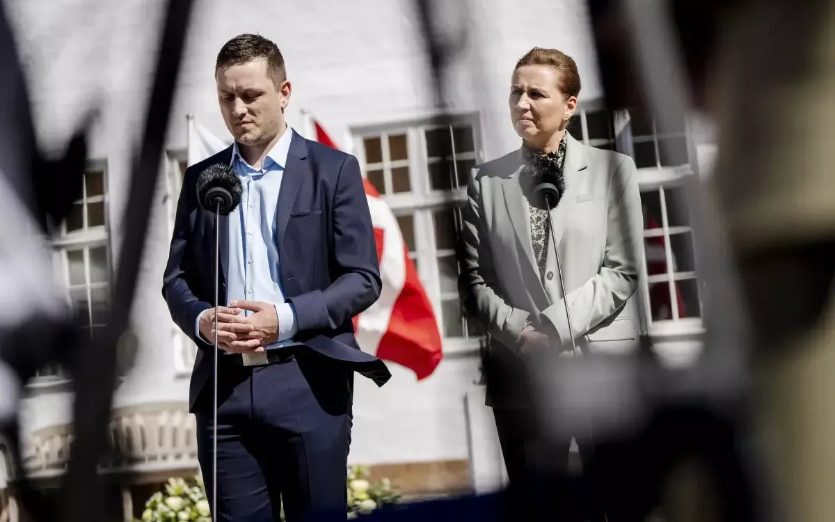 Thủ tướng Đan Mạch Mette Frederiksen (bên phải) và Thủ tướng Greenland Jens-Frederik Nielsen trong bài phát biểu tại Marienborg, Đan Mạch, ngày 27/4/2025 (Ảnh: AP) Thủ tướng Đan Mạch Mette Frederiksen (bên phải) và Thủ tướng Greenland Jens-Frederik Nielsen trong bài phát biểu tại Marienborg, Đan Mạch, ngày 27/4/2025 (Ảnh: AP)