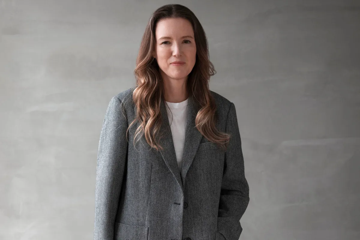 Clare Waight Keller và hành trình tái định nghĩa khái niệm "xa xỉ" trong thời trang - Ảnh 1.