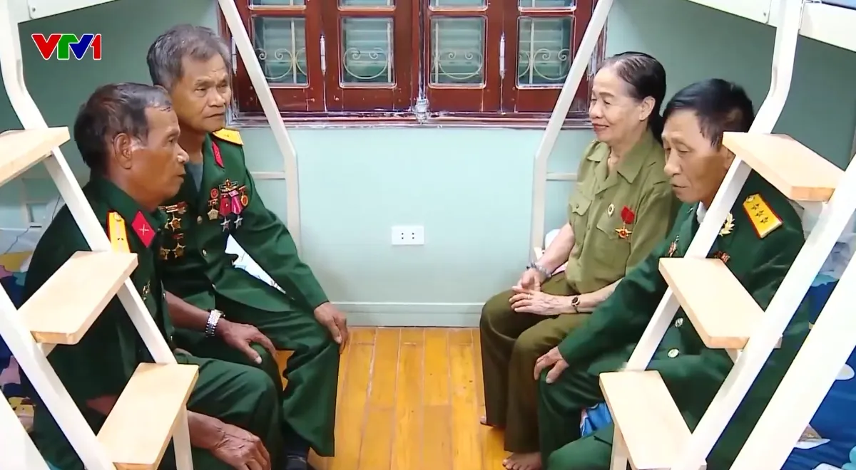 Nhiều người Hà Nội lo chỗ ở, phát ghế nhựa, đồ ăn miễn phí cho du khách xem diễu binh - Ảnh 1.