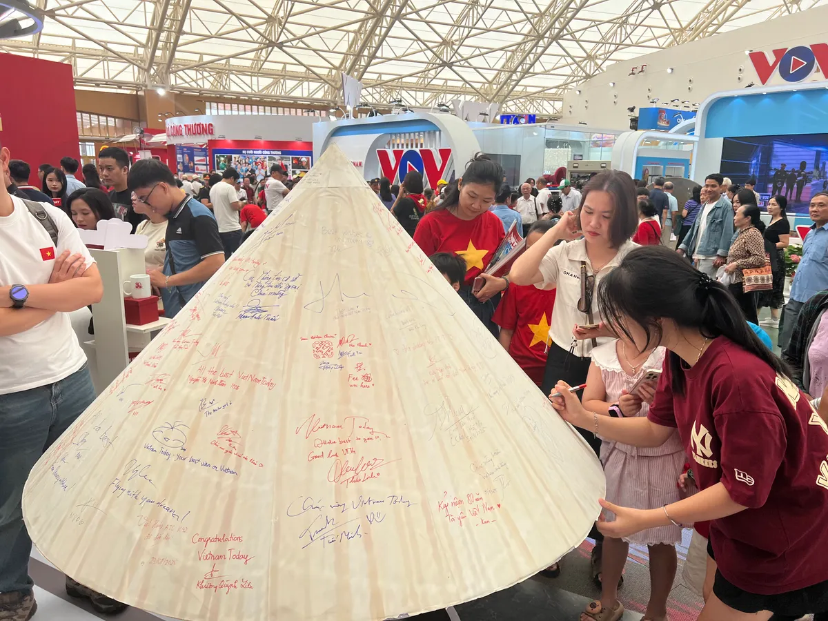 Vietnam Today - Tọa độ check-in "siêu hot" của VTV tại Triển lãm Thành tựu đất nước- Ảnh 8.
