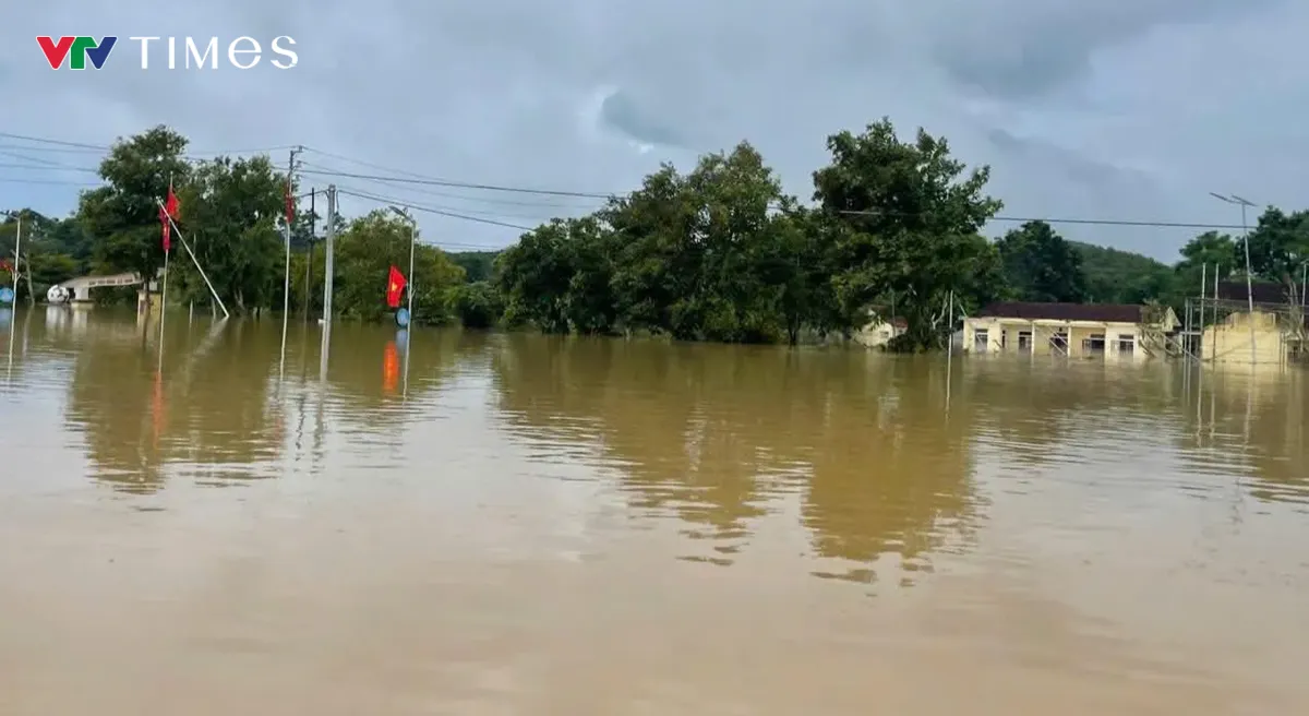 Nghệ An: Nhiều hộ d&acirc;n vẫn ngập ch&igrave;m trong nước lũ - Ảnh 1.