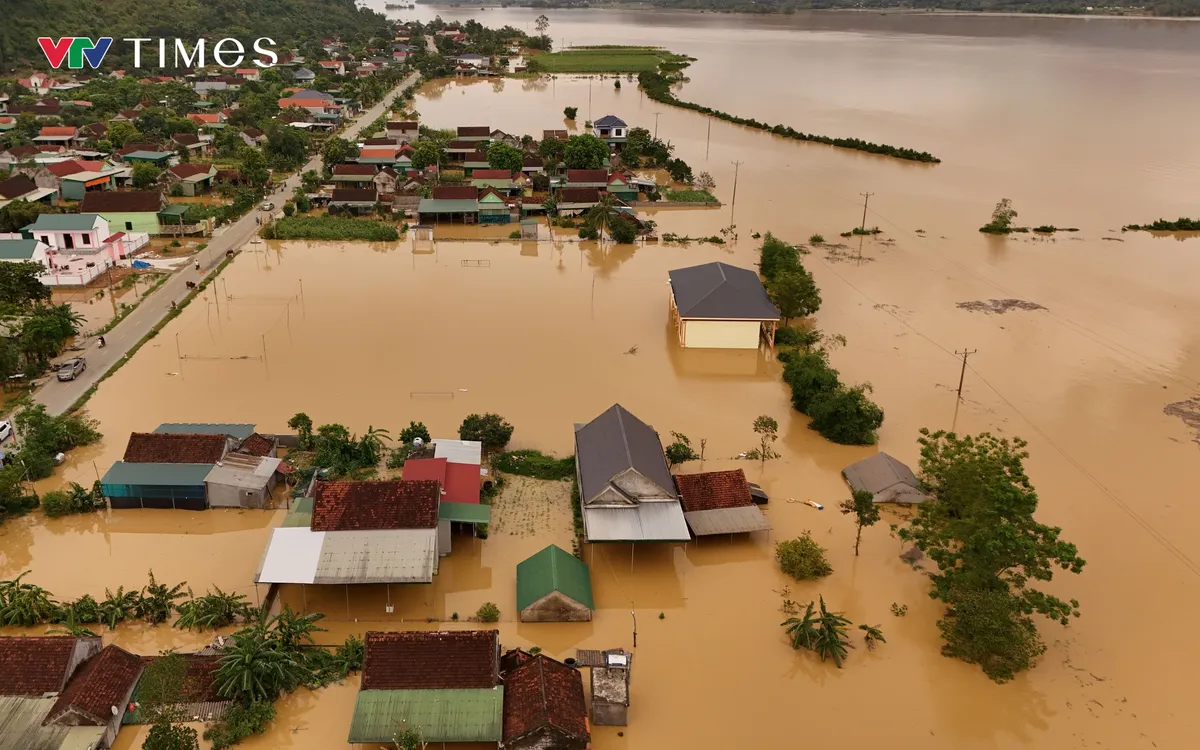 Bão số 5 và hoàn lưu bão gây ngập lụt, sạt lở đất tại nhiều xã miền Tây tỉnh Nghệ An.