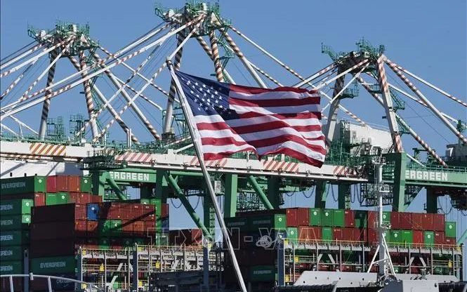 Vận chuyển hàng hóa tại Cảng Long Beach ở Los Angeles, bang California, Mỹ. Ảnh: AFP/TTXVN