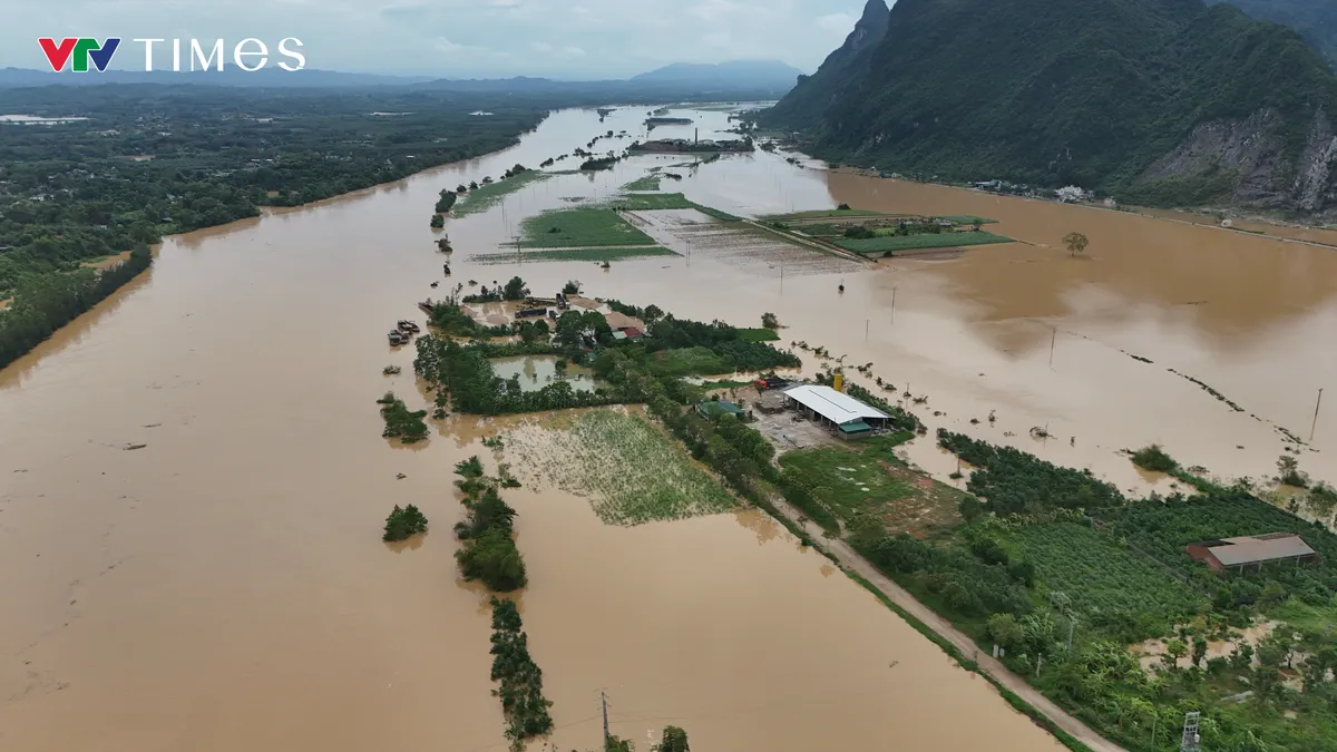 Nghệ An: Nhiều hộ d&acirc;n vẫn ngập ch&igrave;m trong nước lũ - Ảnh 4.