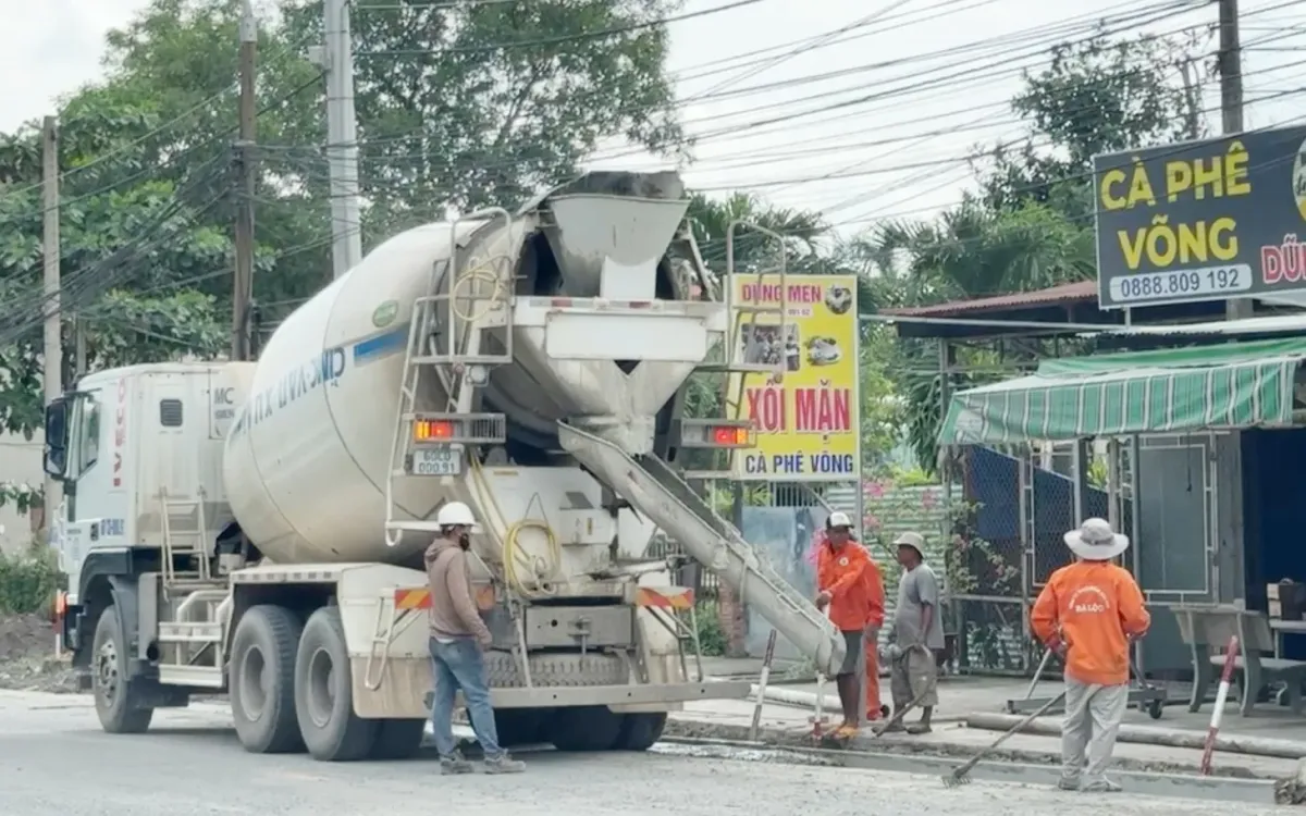 Công nhân đang thi công làm đường tại 1 tuyến đường ở Đồng Nai. Ảnh: CTV.