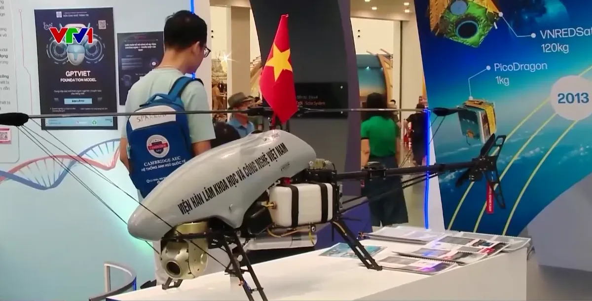 Đông đảo du khách đến Triển lãm 80 năm thành tựu đất nước- Ảnh 1.