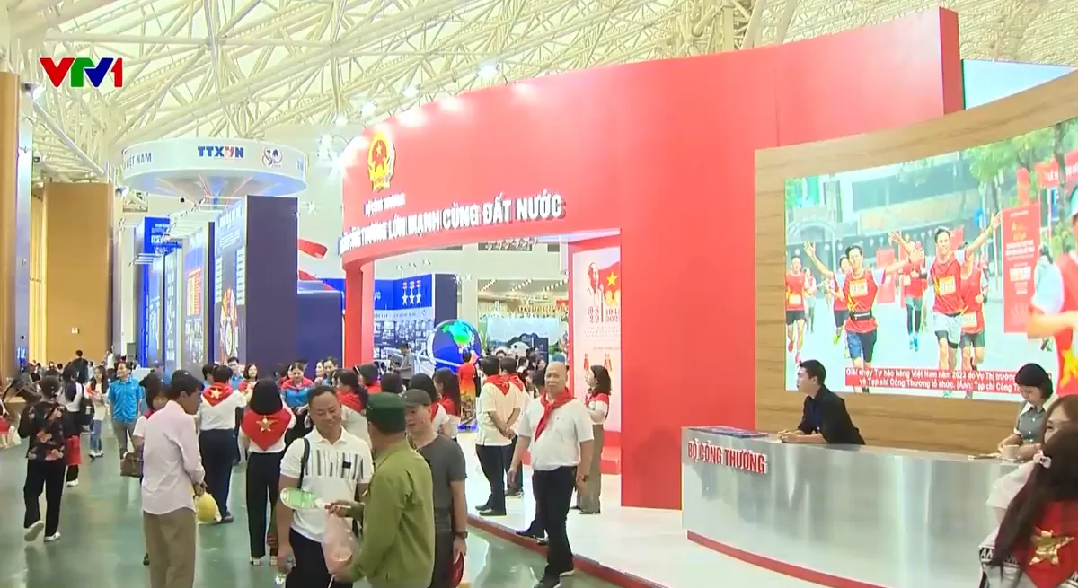 Người dân háo hức, tự hào khi tham quan Triển lãm thành tựu đất nước 80 năm - Ảnh 1.