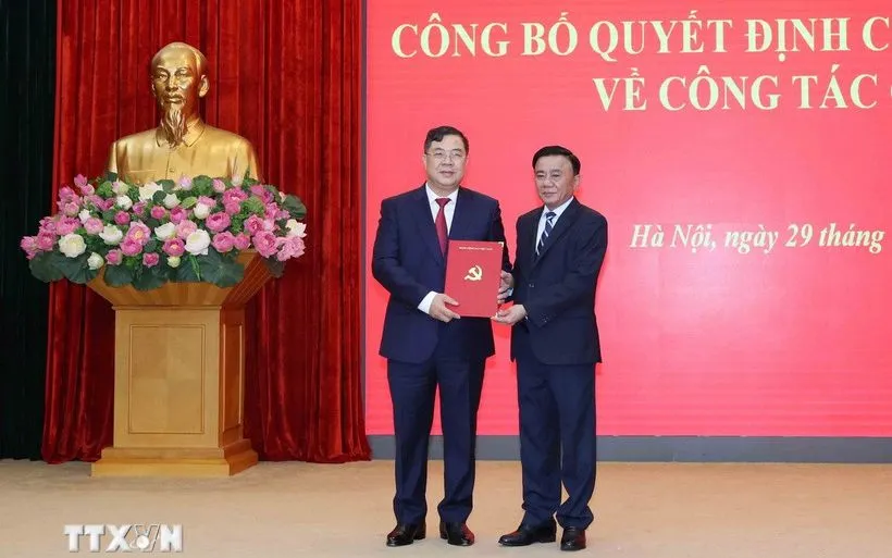 Ông Trần Cẩm Tú, Ủy viên Bộ Chính trị, Thường trực Ban Bí thư, trao Quyết định bổ nhiệm của Bộ Chính trị cho ông Phạm Gia Túc. (Ảnh: TTXVN) Ông Trần Cẩm Tú, Ủy viên Bộ Chính trị, Thường trực Ban Bí thư, trao Quyết định bổ nhiệm của Bộ Chính trị cho ông Phạm Gia Túc. (Ảnh: TTXVN)