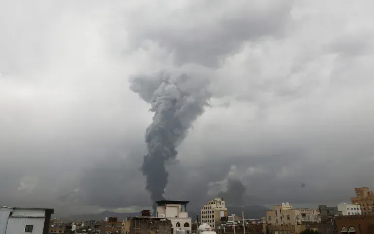 Khói bốc lên từ một địa điểm tại thủ đô Sanaa của Yemen bị trúng không kích của Israel, ngày 24/8/2025 (Ảnh: AP) Khói bốc lên từ một địa điểm tại thủ đô Sanaa của Yemen bị trúng không kích của Israel, ngày 24/8/2025 (Ảnh: AP)