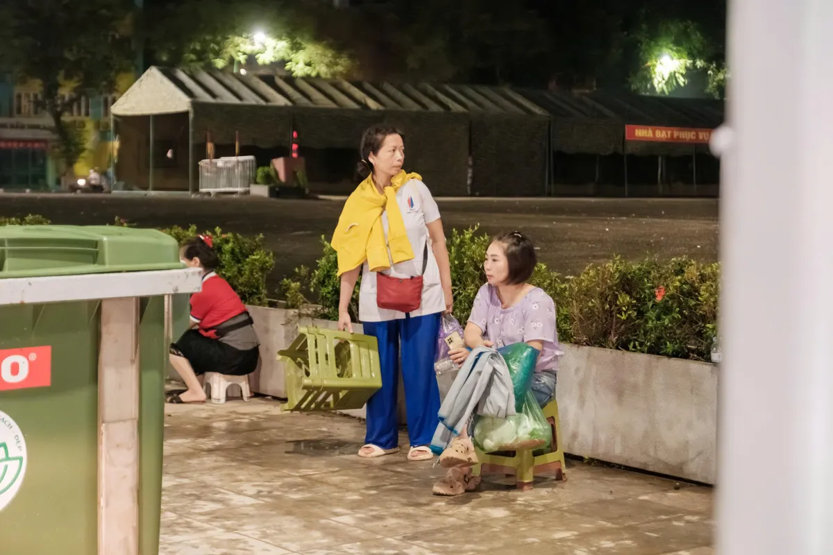 Người dân Hà Nội đến “xí chỗ” trước 30 tiếng để xem tổng duyệt A80 - Ảnh 8.