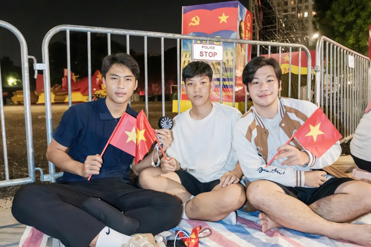 Người dân Hà Nội đến “xí chỗ” trước 30 tiếng để xem tổng duyệt A80 - Ảnh 5.