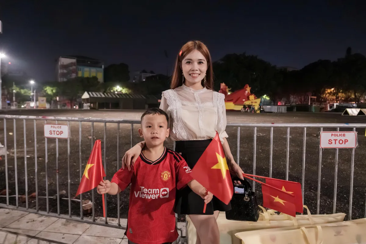 Người dân Hà Nội đến “xí chỗ” trước 30 tiếng để xem tổng duyệt A80 - Ảnh 4.