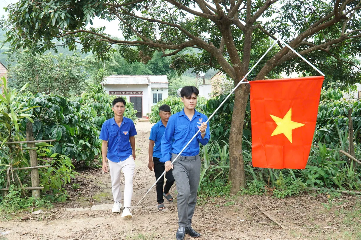 Tự hào cờ đỏ sao vàng tung bay trên khắp các thôn, làng Tây Nguyên - Ảnh 3.