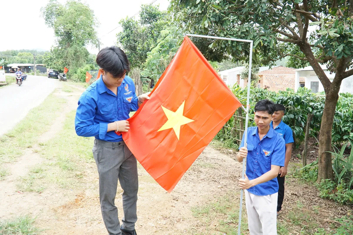 Tự hào cờ đỏ sao vàng tung bay trên khắp các thôn, làng Tây Nguyên - Ảnh 2.