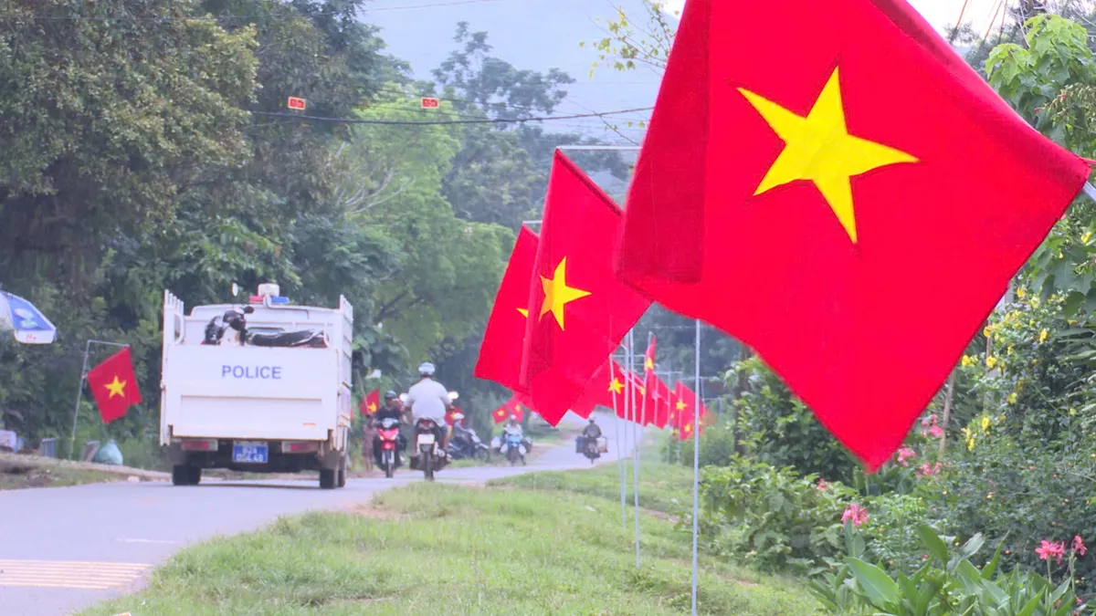 Tự hào cờ đỏ sao vàng tung bay trên khắp các thôn, làng Tây Nguyên - Ảnh 5.