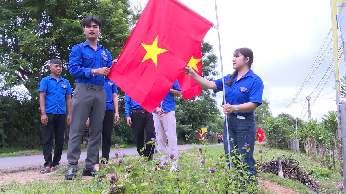 Tự hào cờ đỏ sao vàng tung bay trên khắp các thôn, làng Tây Nguyên - Ảnh 4.