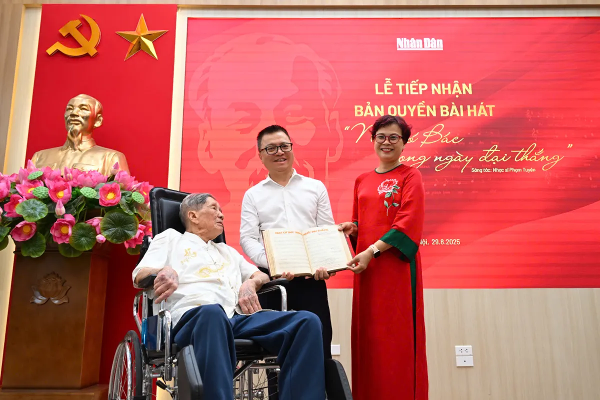 Nhạc sĩ Phạm Tuyên trao tặng bài hát 