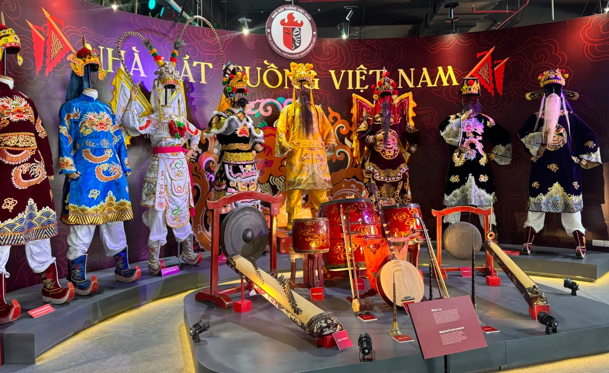 Du khách hào hứng trải nghiệm cùng điện ảnh, âm nhạc… tại Triển lãm Thành tựu đất nước - Ảnh 3.