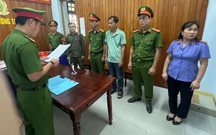 Cơ quan cảnh sát điều tra tống đạt các quyết định khởi tố vụ án đối với Phan Hoàng Phúc (Ảnh: Công an) Cơ quan cảnh sát điều tra tống đạt các quyết định khởi tố vụ án đối với Phan Hoàng Phúc (Ảnh: Công an)