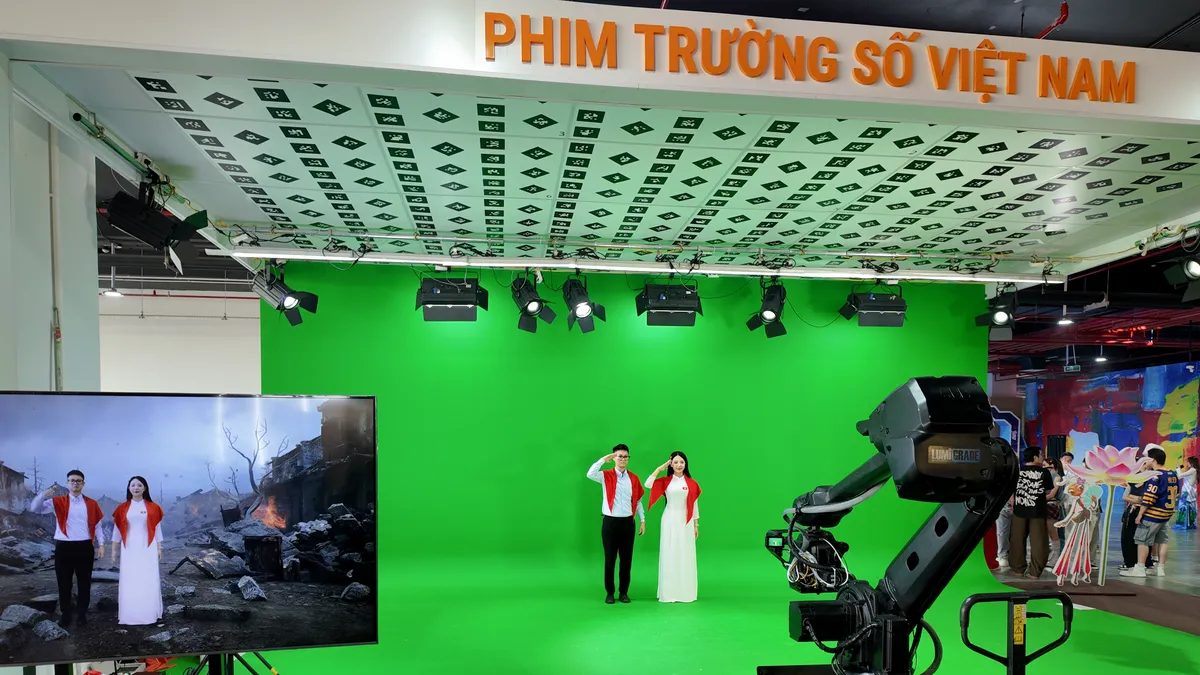 Du khách hào hứng trải nghiệm cùng điện ảnh, âm nhạc… tại Triển lãm Thành tựu đất nước - Ảnh 5.