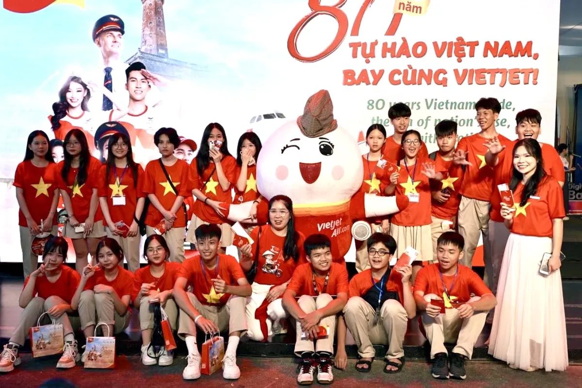 Vietjet với không gian trải nghiệm đặc biệt ấn tượng tại Triển lãm 80 năm Hành trình Độc lập - Tự do - Hạnh phúc- Ảnh 12. Vietjet với không gian trải nghiệm đặc biệt ấn tượng tại Triển lãm 80 năm Hành trình Độc lập - Tự do - Hạnh phúc- Ảnh 12.