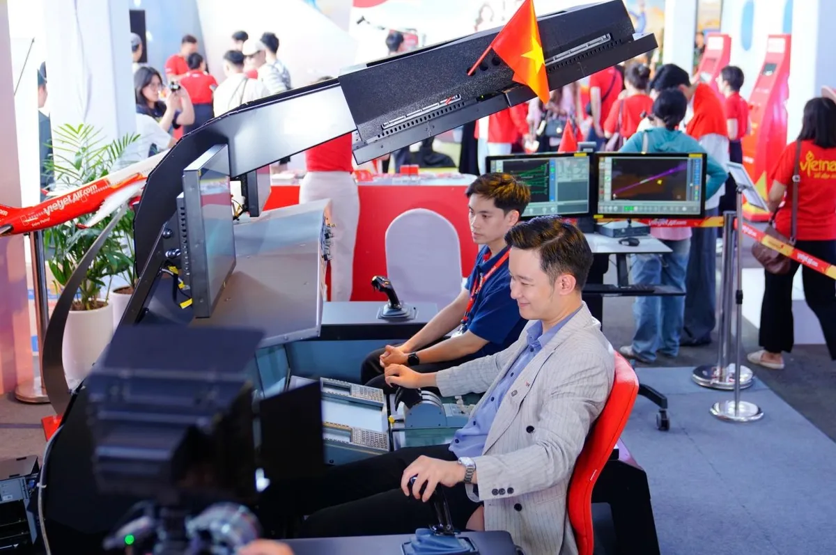 Vietjet với không gian trải nghiệm đặc biệt ấn tượng tại Triển lãm 80 năm Hành trình Độc lập - Tự do - Hạnh phúc- Ảnh 7. Vietjet với không gian trải nghiệm đặc biệt ấn tượng tại Triển lãm 80 năm Hành trình Độc lập - Tự do - Hạnh phúc- Ảnh 7.