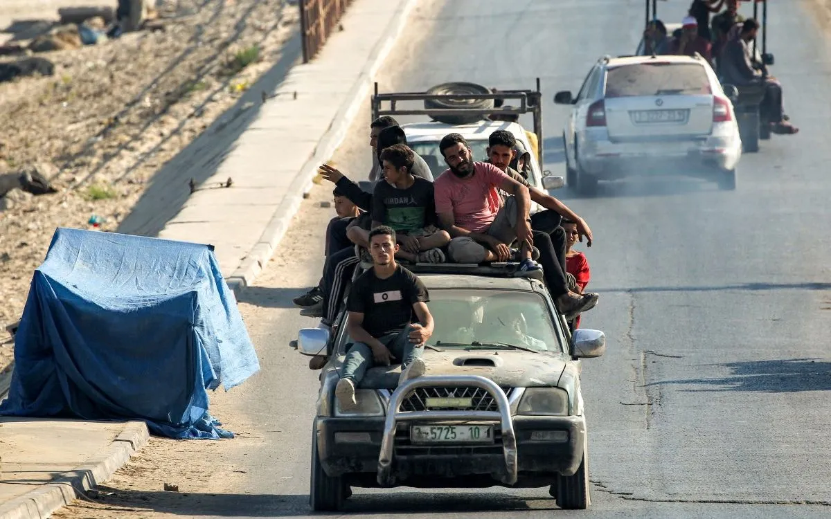 Xe chở người Palestine sơ tán di chuyển qua trại Nuseirat ở Dải Gaza ngày 30/8/2025. (Ảnh: AFP) Xe chở người Palestine sơ tán di chuyển qua trại Nuseirat ở Dải Gaza ngày 30/8/2025. (Ảnh: AFP)