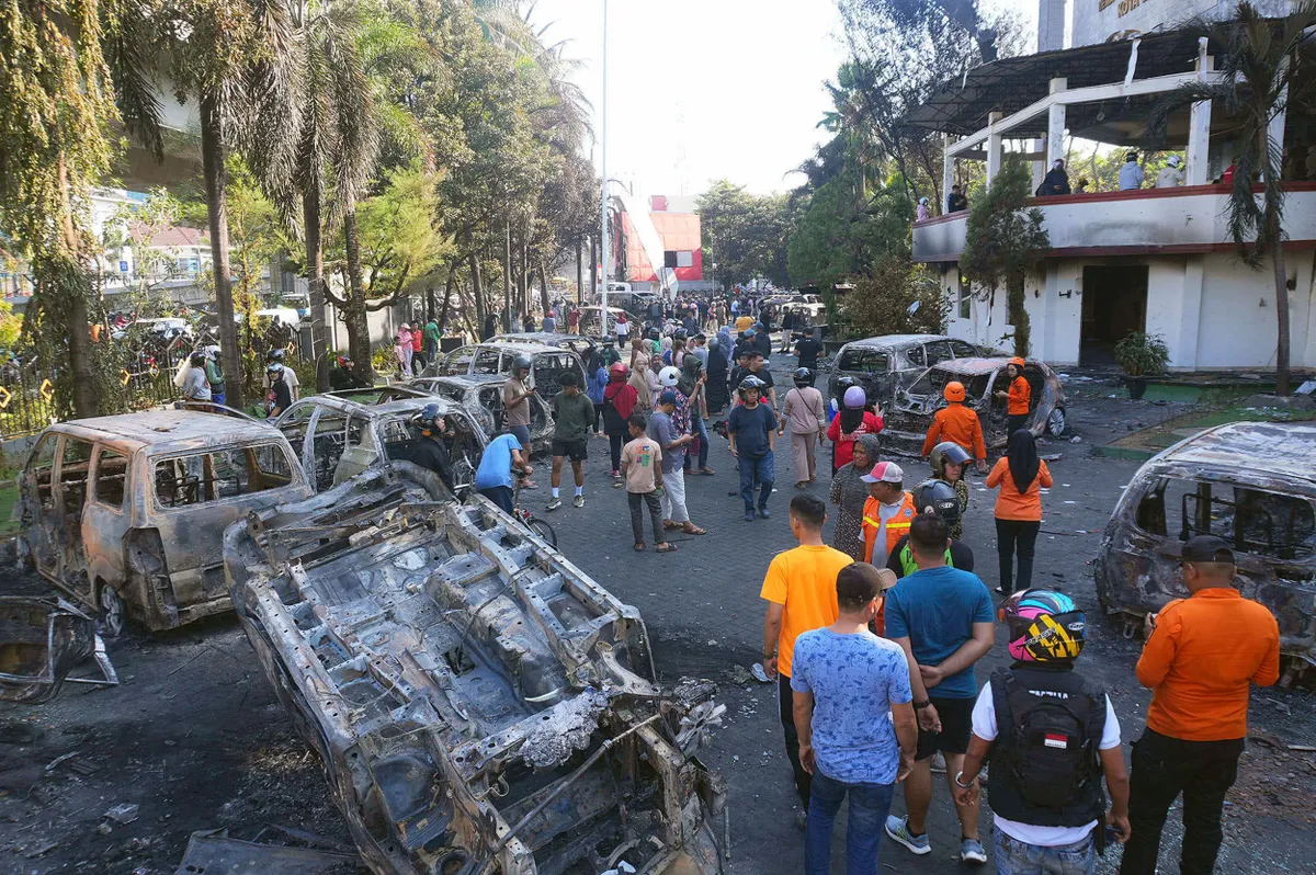 Indonesia: Người biểu tình đốt tòa nhà quốc hội khu vực khiến 3 người tử vong - Ảnh 1.