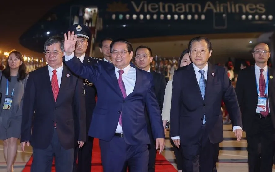 Thủ tướng Phạm Minh Chính và Đoàn đại biểu Việt Nam đã tới sân bay Tân Hải, thành phố Thiên Tân, bắt đầu chuyến công tác dự Hội nghị Thượng đỉnh Tổ chức Hợp tác Thượng Hải (SCO) 2025 và làm việc tại Trung Quốc - Ảnh: VGP/Nhật Bắc Thủ tướng Phạm Minh Chính và Đoàn đại biểu Việt Nam đã tới sân bay Tân Hải, thành phố Thiên Tân, bắt đầu chuyến công tác dự Hội nghị Thượng đỉnh Tổ chức Hợp tác Thượng Hải (SCO) 2025 và làm việc tại Trung Quốc - Ảnh: VGP/Nhật Bắc